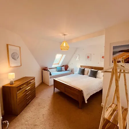 Pentire Point - Coastal Penthouse, Beaches, River & Restaurants Within Short Walk Apartment *