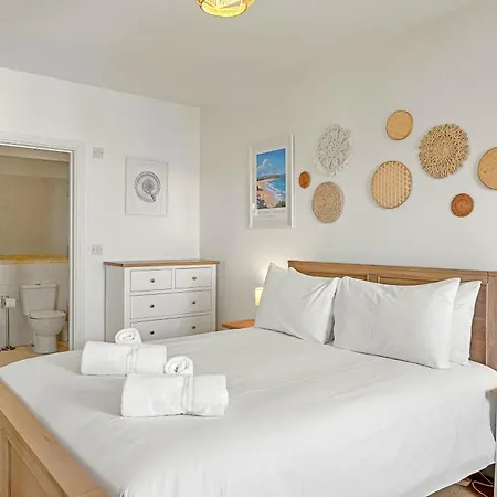 Pentire Point - Coastal Penthouse, Beaches, River & Restaurants Within Short Walk New Quay